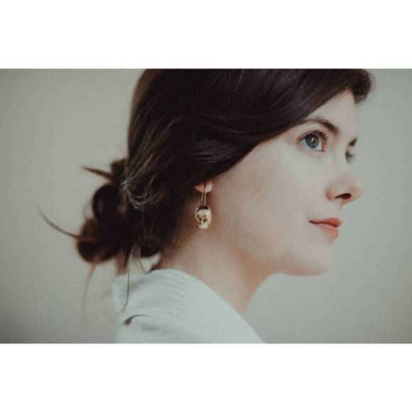 NEW UNI JEWELRY women's nira earrings in gold - Picture 6 of 10